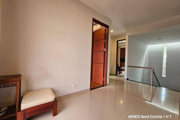 Rumah hook cantik & luas 2 lantai siap huni di Grand Summit