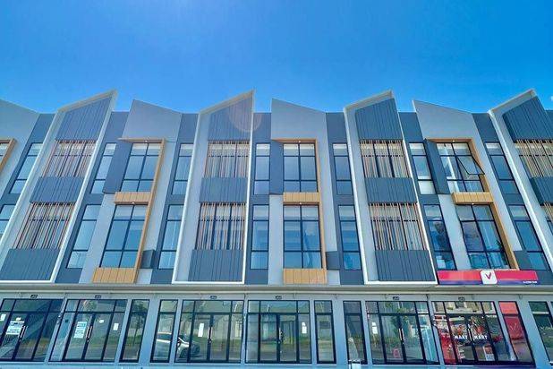 Sewa Ruko Eastern Park Blok B Lt 1 Ada Space Terbuka Parkir Luas