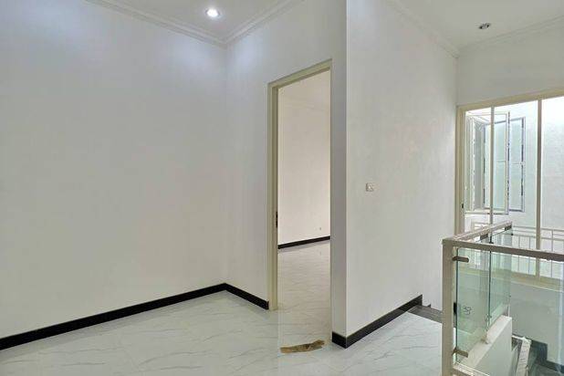 Jual Rumah Baru Mulyosari Utara 2 Lantai Minimalis Hadap Selatan