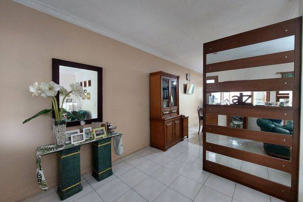 Dijual Rumah Dalam Komplek Setraduta. Jalan Lebar