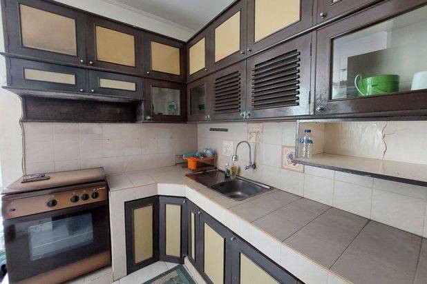 Dijual Rumah Dalam Komplek Setraduta. Jalan Lebar