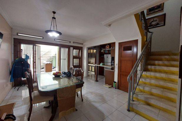 Dijual Rumah Dalam Komplek Setraduta. Jalan Lebar