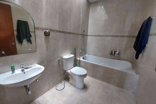 Dijual Rumah Dalam Komplek Setraduta. Jalan Lebar