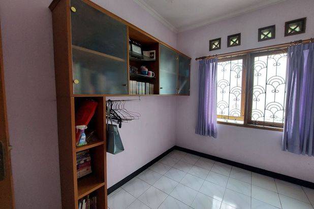 Dijual Rumah Dalam Komplek Setraduta. Jalan Lebar