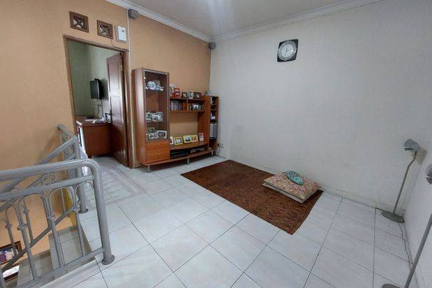 Dijual Rumah Dalam Komplek Setraduta. Jalan Lebar