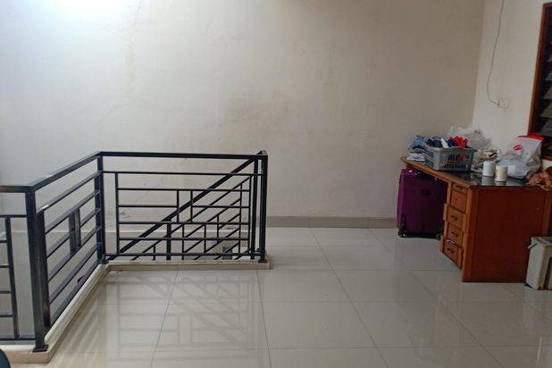 Rumah Kondisi Semi Furnish, Hadap Selatan, Siap Huni di Premier Pavilion Kalideres