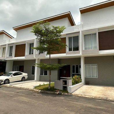 Dijual Rumah 2 Lantai Azure Bay Kosongan Full Renov
