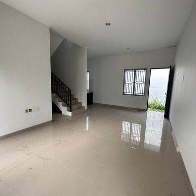 Dijual Rumah 2 Lantai Azure Bay Kosongan Full Renov