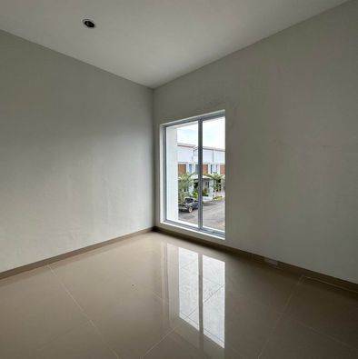 Dijual Rumah 2 Lantai Azure Bay Kosongan Full Renov