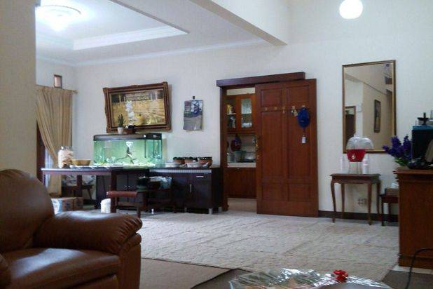 Dijual murah Rumah Bagus 2 Lantai mainroad nego abis
