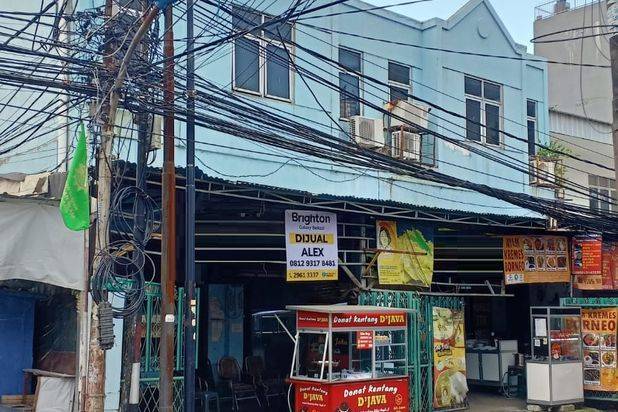 RUMAH BESAR STRATEGIS DI JALAN RAYA PADEMANGAN