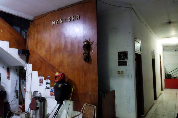 RUMAH BESAR STRATEGIS DI JALAN RAYA PADEMANGAN