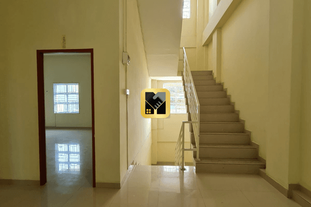 Rumah 3 Lantai Sudah Renovasi Kezia Residence