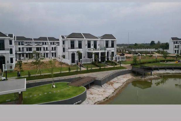 Rumah Mewah 4 Lantai 8,5x18 Dekat Danau di Tangerang