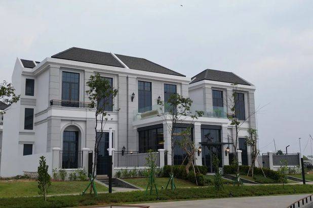 Rumah Mewah 4 Lantai 8,5x18 Dekat Danau di Tangerang