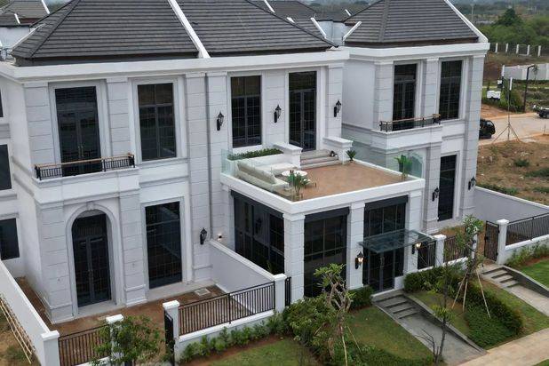 Rumah Mewah 4 Lantai 8,5x18 Dekat Danau di Tangerang