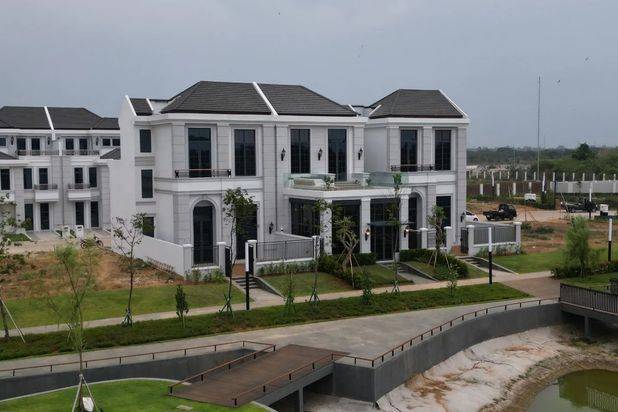 Rumah Mewah 4 Lantai 8,5x18 Dekat Danau di Tangerang