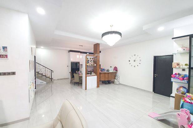 Rumah 2 Lantai Sudah Renovasi Furnished di Tiban Indah, Batam