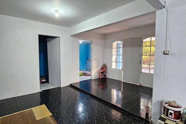 Jual cepat Rumah Murah 2 Lt luas di Gegerkalong dkt KPAD UPI pondok hijau setiabudi jarang ada .lokasi strategis rumah klasik