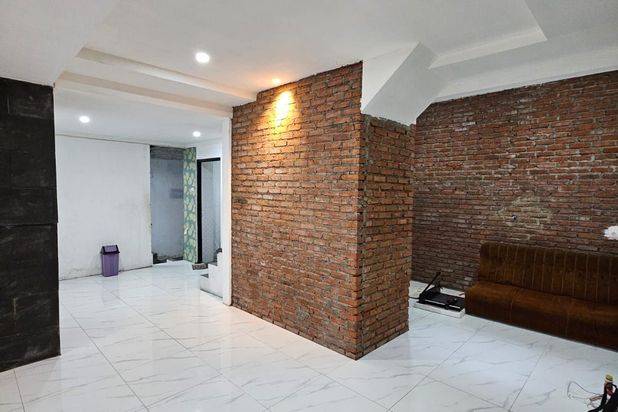 Jual cepat Rumah Murah 2 Lt luas di Gegerkalong dkt KPAD UPI pondok hijau setiabudi jarang ada .lokasi strategis rumah klasik