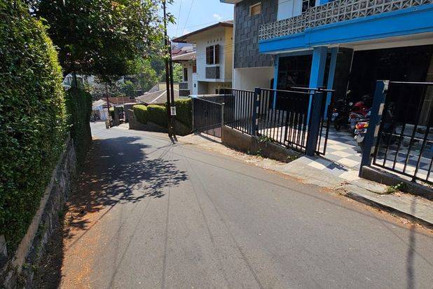 Jual cepat Rumah Murah 2 Lt luas di Gegerkalong dkt KPAD UPI pondok hijau setiabudi jarang ada .lokasi strategis rumah klasik