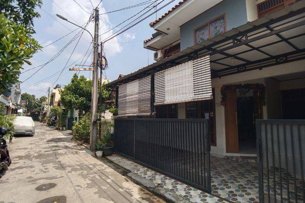 Rumah 2 Lantai Dalam Komplek 5 Menit Ke Stasiun Lrt di Bekasi Timur