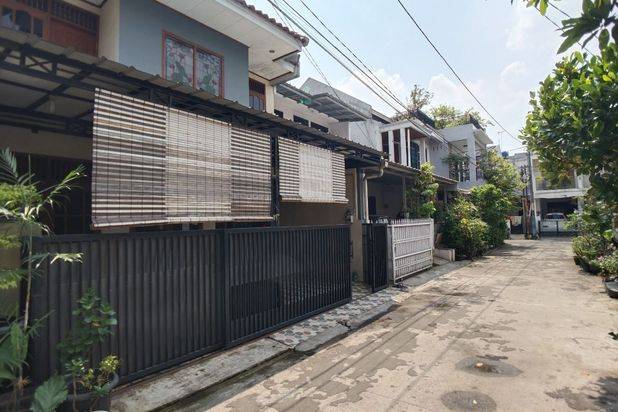 Rumah 2 Lantai Dalam Komplek 5 Menit Ke Stasiun Lrt di Bekasi Timur