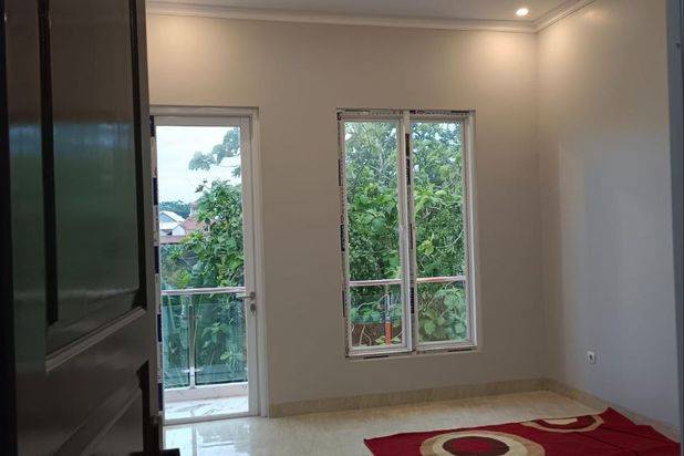 Rumah Baru Bagus Desain Split Level di Cilangkap Cipayung Jakarta Timur