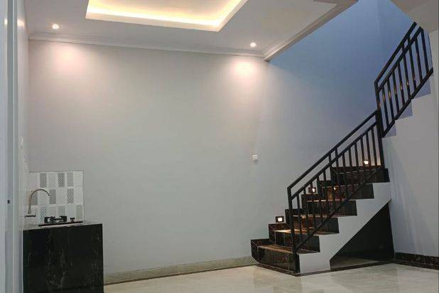 Rumah Baru Bagus Desain Split Level di Cilangkap Cipayung Jakarta Timur