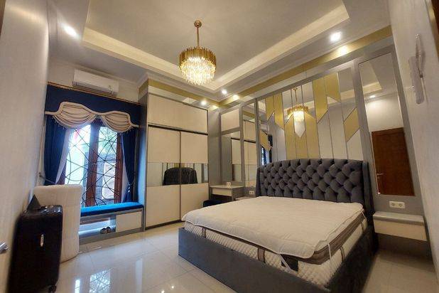 Rumah Mewah 3,5 Lantai Ada Pool Semi Furnish Solo Baru Grogol