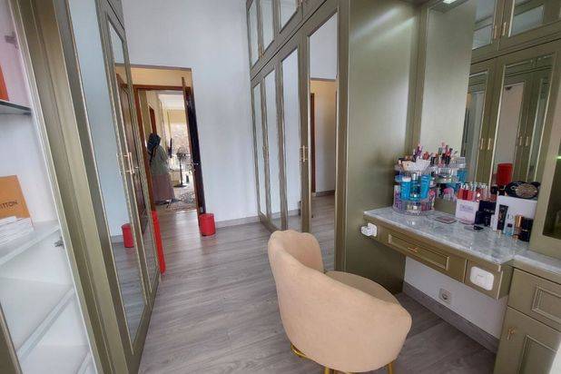 Rumah Mewah 3,5 Lantai Ada Pool Semi Furnish Solo Baru Grogol
