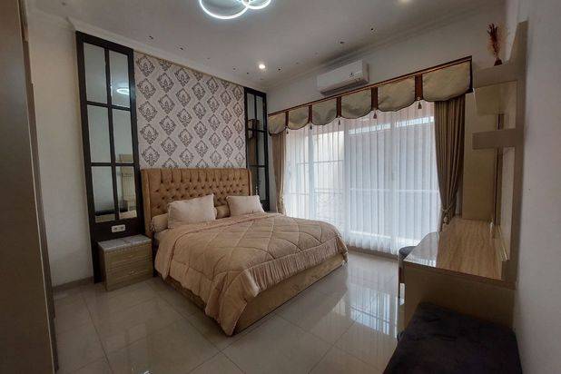 Rumah Mewah 3,5 Lantai Ada Pool Semi Furnish Solo Baru Grogol