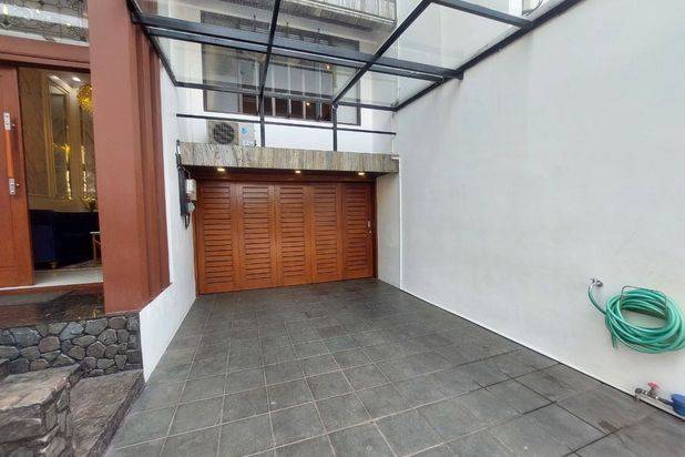 Rumah Mewah 3,5 Lantai Ada Pool Semi Furnish Solo Baru Grogol
