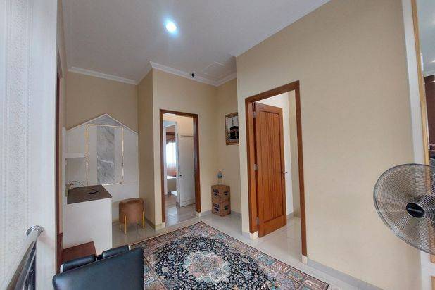 Rumah Mewah 3,5 Lantai Ada Pool Semi Furnish Solo Baru Grogol