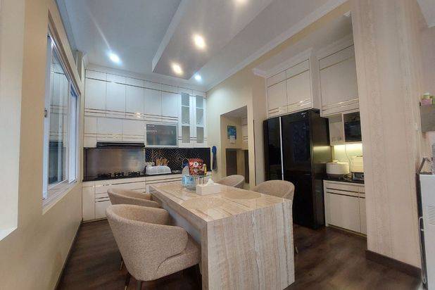 Rumah Mewah 3,5 Lantai Ada Pool Semi Furnish Solo Baru Grogol