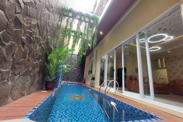 Rumah Mewah 3,5 Lantai Ada Pool Semi Furnish Solo Baru Grogol