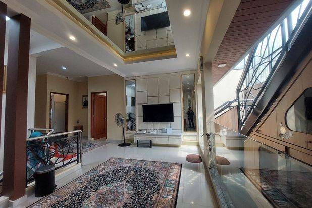 Rumah Mewah 3,5 Lantai Ada Pool Semi Furnish Solo Baru Grogol