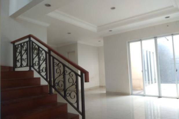 Rumah depan taman jarang ada di Sheffield Greenwich BSD