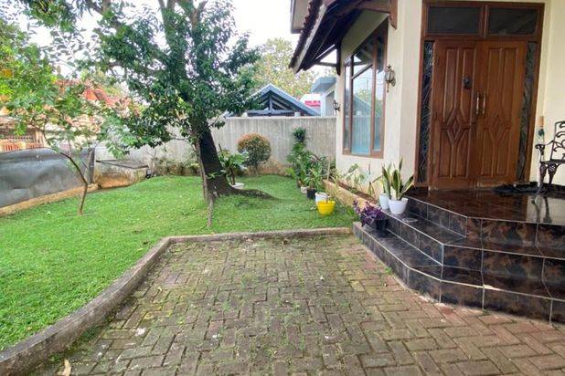 Dijual Rumah 2 Lantai Sangat Asri Dan Nyaman, Memiliki Taman Depan Dan Belakang, Kamar Utama Besar