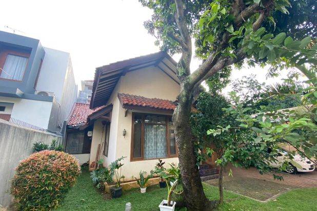 Dijual Rumah 2 Lantai Sangat Asri Dan Nyaman, Memiliki Taman Depan Dan Belakang, Kamar Utama Besar