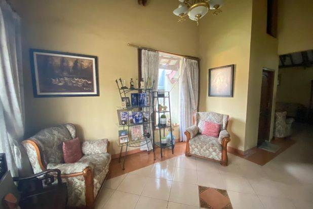 Dijual Rumah 2 Lantai Sangat Asri Dan Nyaman, Memiliki Taman Depan Dan Belakang, Kamar Utama Besar