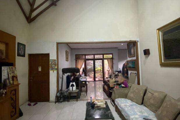 Dijual Rumah 2 Lantai Sangat Asri Dan Nyaman, Memiliki Taman Depan Dan Belakang, Kamar Utama Besar