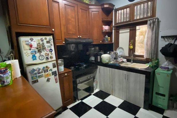 Dijual Rumah 2 Lantai Sangat Asri Dan Nyaman, Memiliki Taman Depan Dan Belakang, Kamar Utama Besar