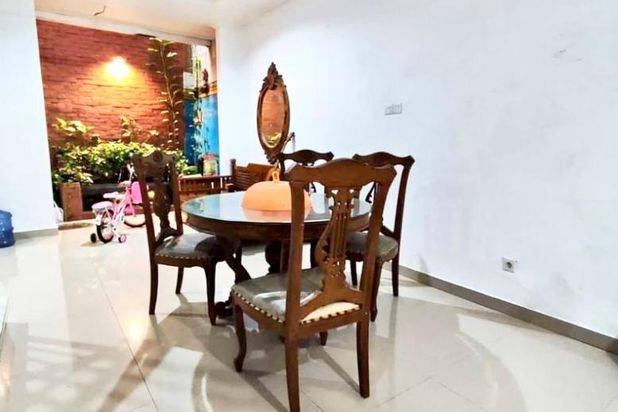 Dijual Rumah 2 Lt Full Renovasi di Vila Pamulang Mas