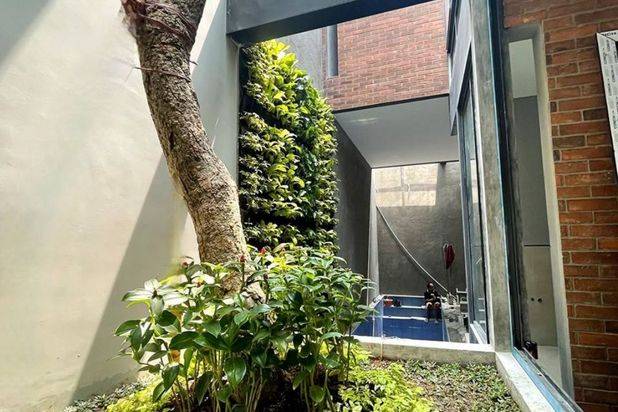 Rumah di Pondok Indah 4 Lantai SHM Bagus Selatan
