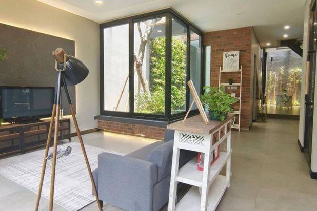 Rumah di Pondok Indah 4 Lantai SHM Bagus Selatan