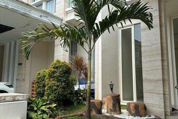 Rumah Minimalis Pakuwon Indah Dekat Citraland, Graha Family
