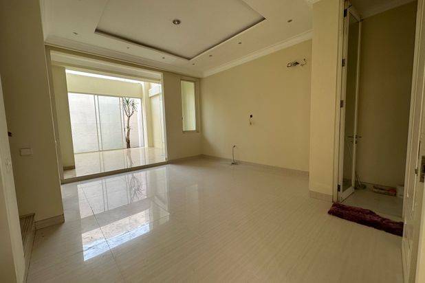 Rumah Minimalis Pakuwon Indah Dekat Citraland, Graha Family
