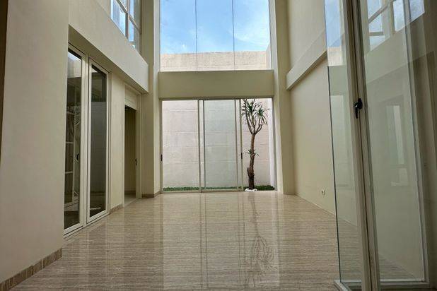 Rumah Minimalis Pakuwon Indah Dekat Citraland, Graha Family