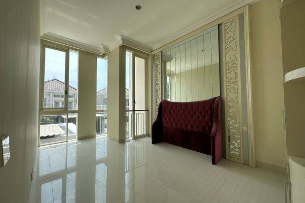 Rumah Minimalis Pakuwon Indah Dekat Citraland, Graha Family